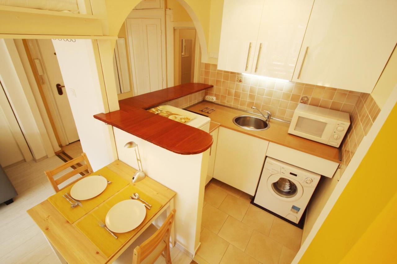 Sunny Studio With Balcony In Party District Budapest Eksteriør billede
