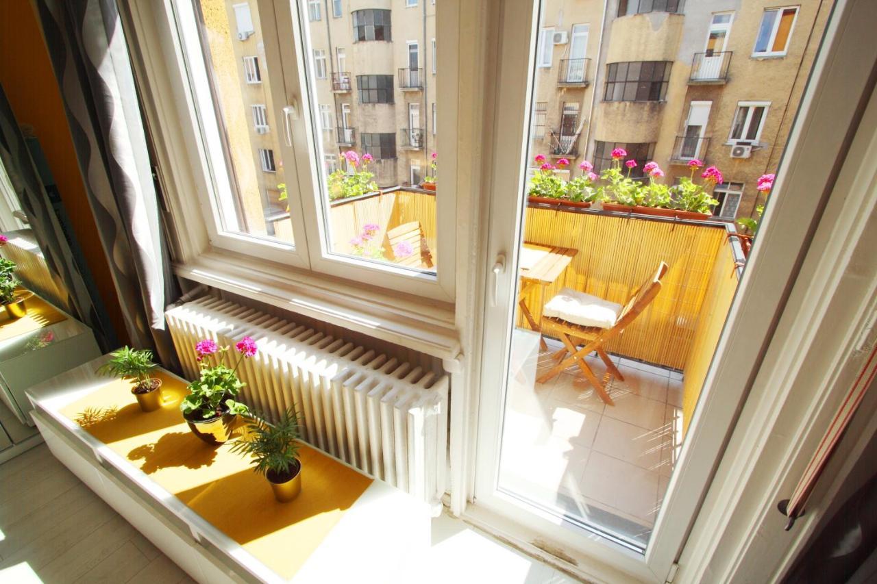 Sunny Studio With Balcony In Party District Budapest Eksteriør billede