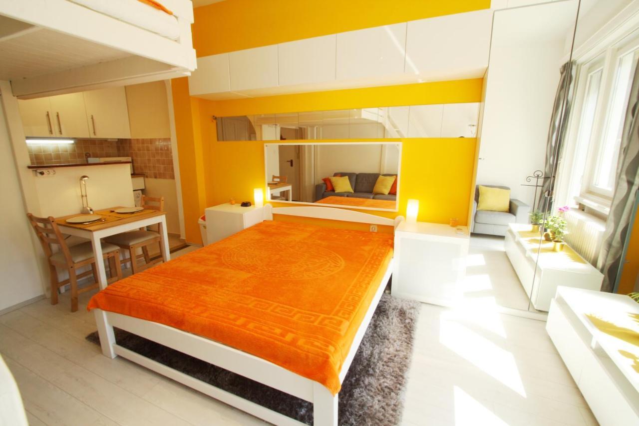 Sunny Studio With Balcony In Party District Budapest Eksteriør billede