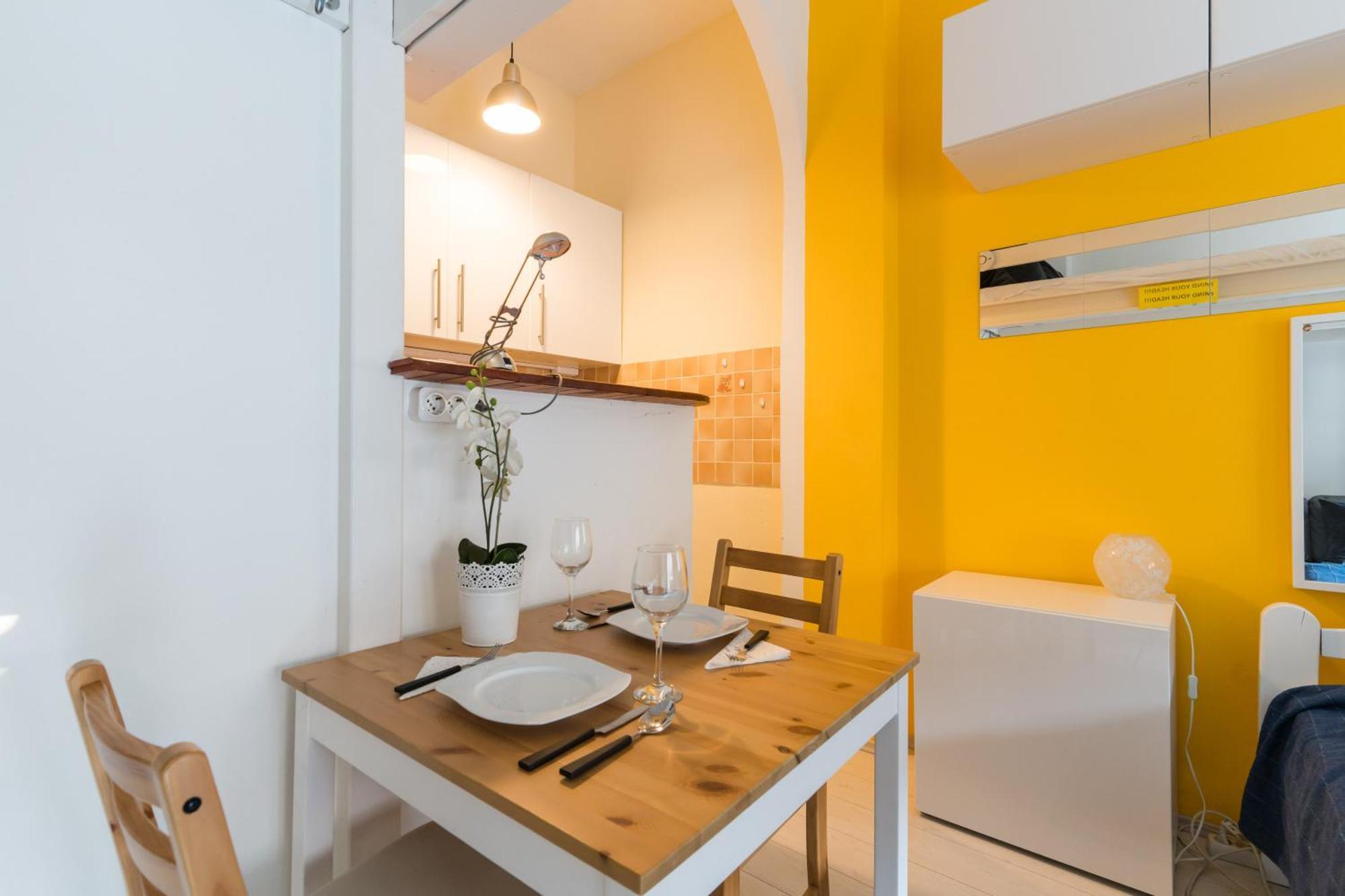 Sunny Studio With Balcony In Party District Budapest Eksteriør billede